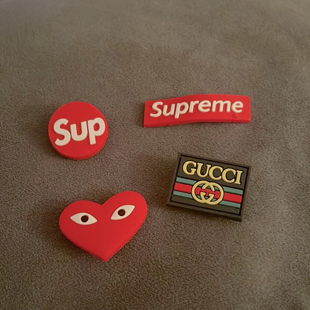 Supreme set jibbitz!